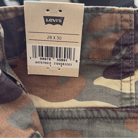 💕NWT Levi's 94” Baggy Cargo Camo Straight Leg Jeans size 28x30 - Picture 8 of 13